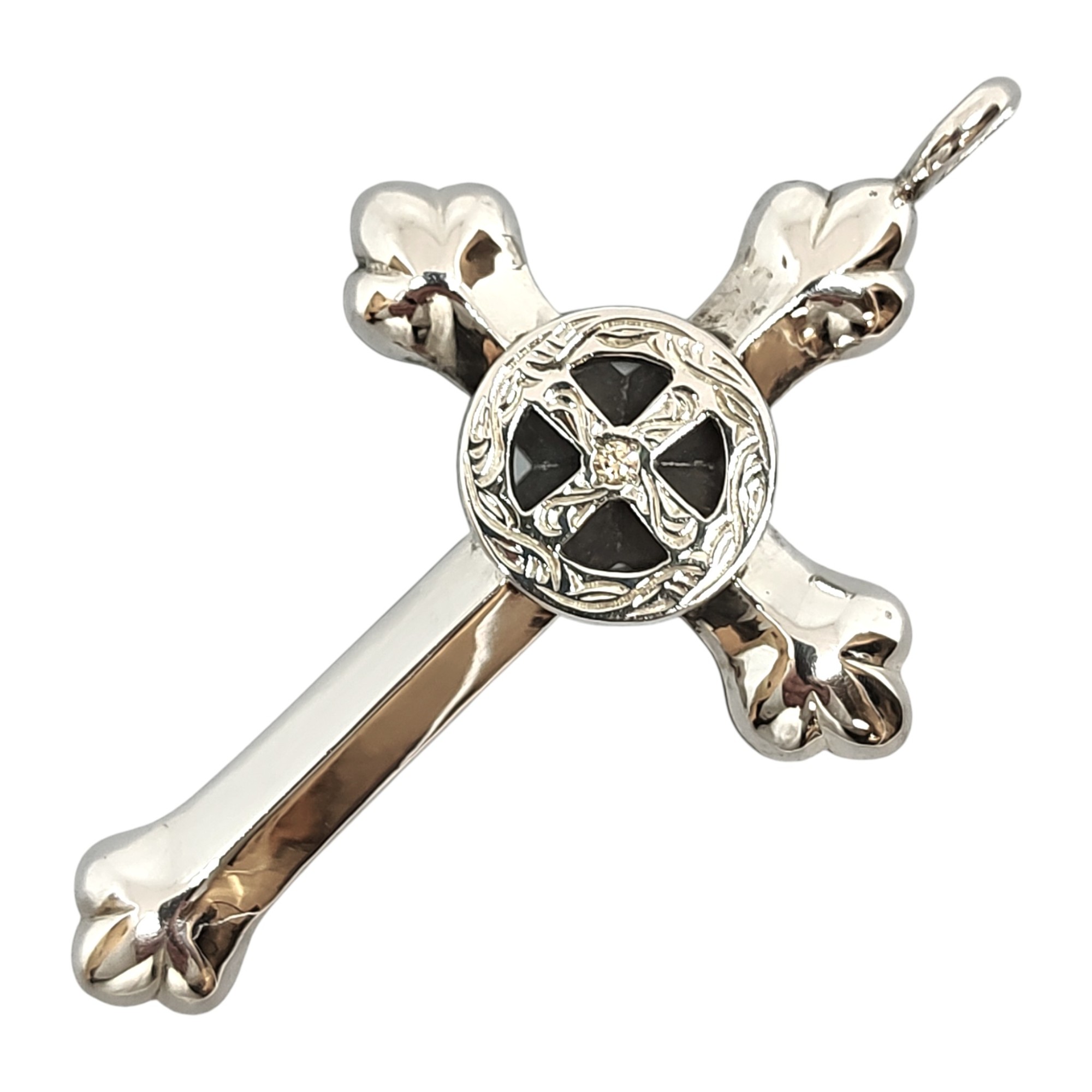 【中古】Kenshiro ケンシロウ x Swarovski スワロフスキー 唐草彫り ラージクロス ホイール付き ペンダントトップ F シルバー/ゴールド