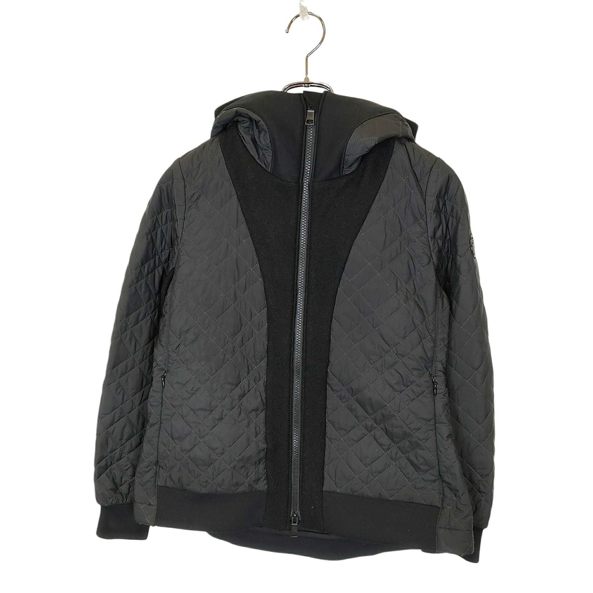 商品状態 コンディションランク コンディション詳細 ・首元裏側 汚れ 商品コード ITEZLXR5GXDC ブランド G/FORE ジーフォア ゴルフ アイテム名 中綿 ウール切替 ジップアップ パーカー ブルゾン ジャケット 対象 レディース カラー ブラック 商品型番 073215156-0005 素材表記 画像参照 サイズ 36 実寸 実寸〈多少の誤差はご容赦ください〉肩幅：37cm身幅：44cm着丈：63cm袖丈：58cm裄丈：cm 参考定価 円 付属品 画像に移っているものが全てになります。 取扱い店舗 発送に関して全国一律800円