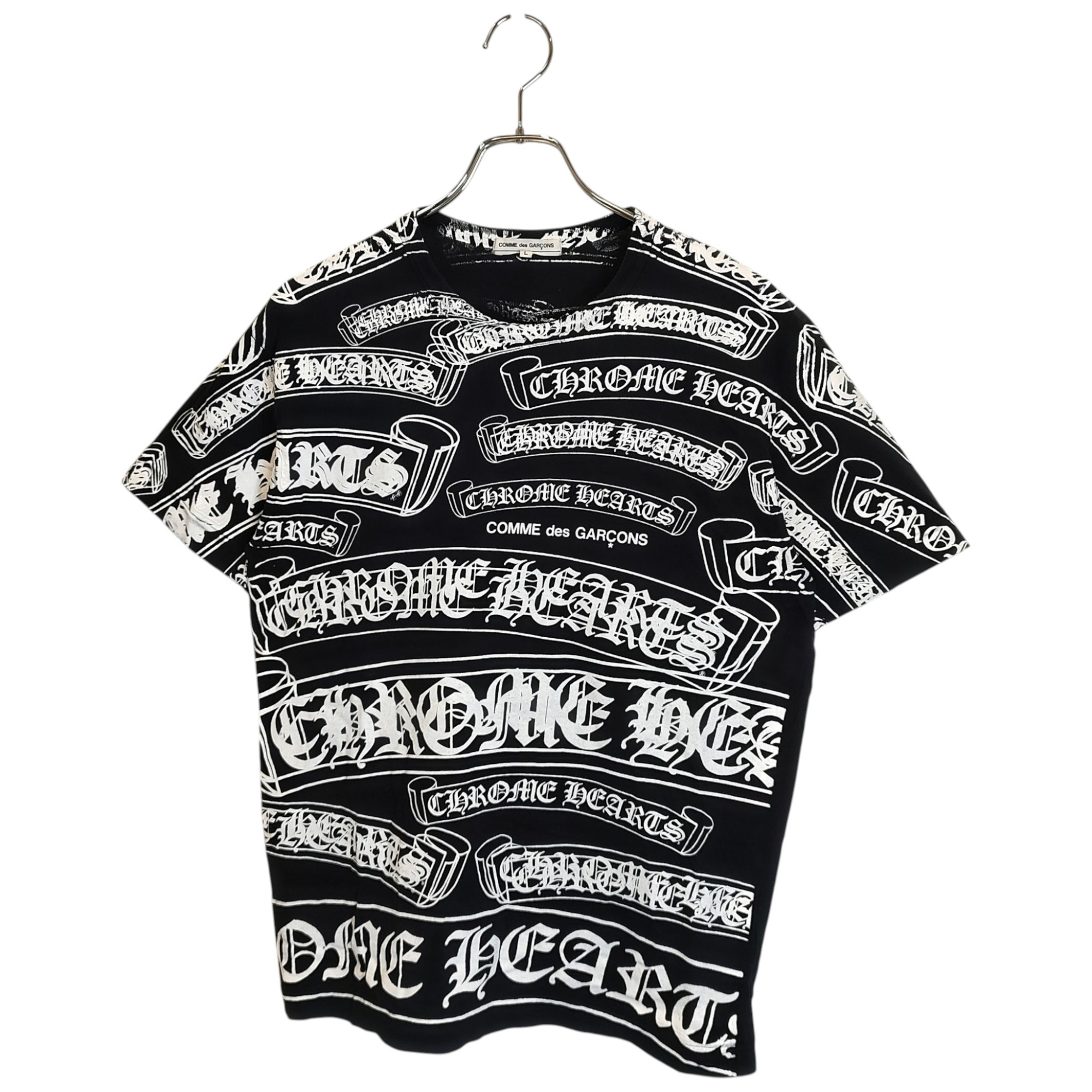 Rakuten - 【中古】Chrome Hearts クロムハーツ x COMME des GARCONS コムデギャルソン Scroll Label Logo Tee スクロールラベル ロゴ 総柄 半袖 Tシャツ OT-T022 L ブラック/ホワイト メンズ