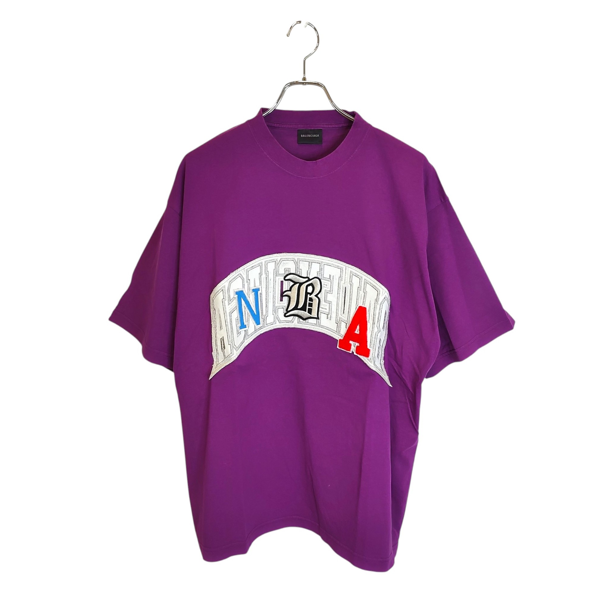 商品状態 コンディションランク コンディション詳細 商品コード IT2CBK1SKU2B ブランド BALENCIAGA バレンシアガ アイテム名 25SS NBA COLLABORATION オーバーサイズ 半袖 Tシャツ 対象 メンズ カラー パープル 商品型番 A001VVTUVX75100 素材表記 画像参照 サイズ L 実寸 実寸〈多少の誤差はご容赦ください〉 肩幅：56cm 身幅：62cm 着丈：71cm 袖丈：26cm 裄丈：cm 参考定価 172700円 付属品 画像に移っているものが全てになります。 取扱い店舗 発送に関して全国一律800円