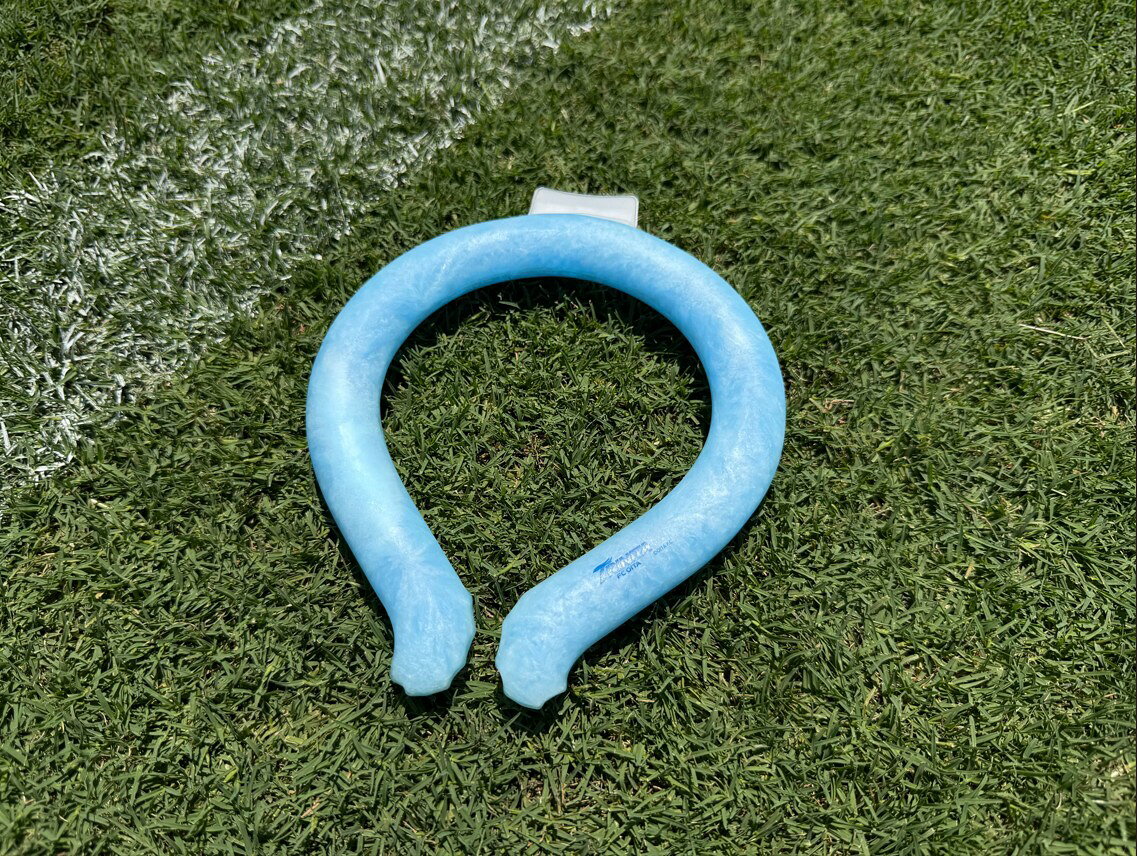 大分トリニータ クールネックリング ひんやりやさしい冷たさを！ 結露せず、繰り返し利用OK ・適度な冷却により冷やし過ぎによる 肌トラブルや凍傷などのリスク軽減 ・保冷剤や氷とは異なり結露しないため、 持ち運びもバッグの中へそのまま入れられます。 ※冷たさの感じ方には個人差がございます。 (氷のような冷たさとは異なります) ※常温での販売となります ＜ご使用方法＞ 本商品を冷蔵庫または冷水で冷やし、 製品が固くなったらお使いください。 ※冷却時間や固体持続時間は環境によって異なります。 ◆サイズ/重量 内周約35cm/約135g ◆素材 外部：TPU 内容液：PCM