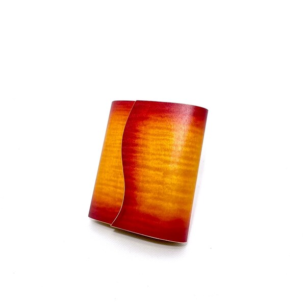 メーカー：sciva シーバ製品名：サンロッソ色 カーリーメイプル使用【特徴】 上品なデザインと機能性を備えた木製の三つ折り財布です。 木の温かみが感じられるナチュラルな外観は、どんなスタイルにもマッチし、一歩先を行くオシャレ感を演出します...