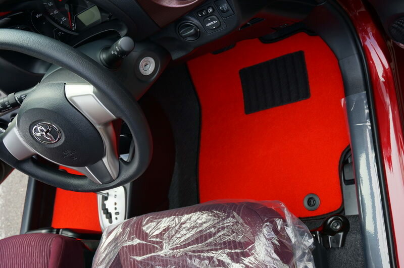 カーマット トヨタ ヴィッツ 130系 専用 新品 フロアマット レッド無地 赤 パーツ 国内産 車 汚れ防止 内装 [送料無料] カバー