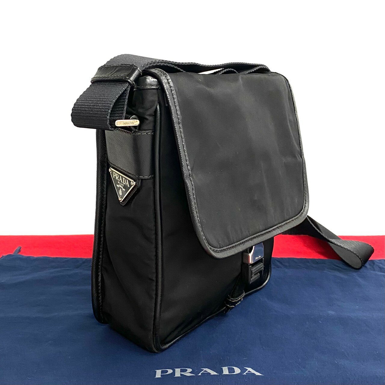 【ポイント5倍】極 美品 レア PRADA プラダ 三角ロゴ 金具 ナイロン レザー 本革 ミニ ショルダーバッグ ポシェット サコッシュ ブラック 黒 28119 【送料無料】【中古】