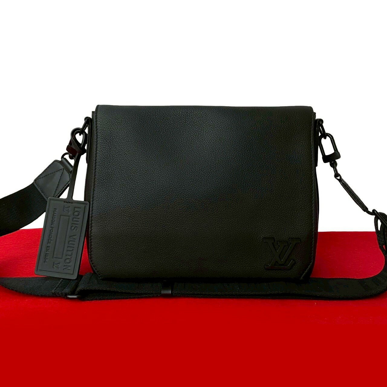 【ポイント2倍】未使用保管品 LOUIS VUITTON ルイヴィトン テイクオフ メッセンジャー アエログラム レザー 本革 ショルダーバッグ ノワール 22065【送料無料】【中古】のサムネイル