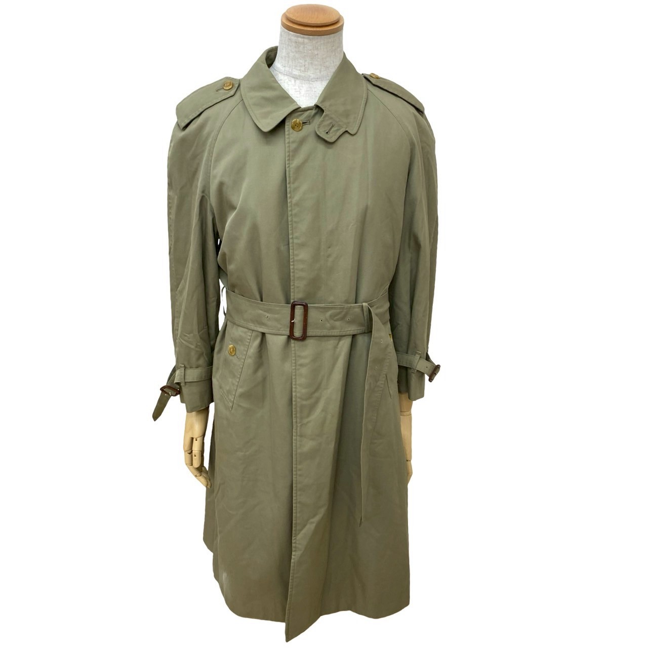 商品説明 商品画像1枚目には撮影用備品が含まれております。 付属品の有無につきましては下記付属品欄を必ずご確認ください。 ■ブランド / モデル BURBERRY / バーバリー ■素材 コットン / ウール / ポリエステル ■カラー カーキ ■デザイン ●形状: トレンチコート ●着丈：約106cm●身幅：約54cm●裄丈：約75cm 若干の誤差がございますが、ご了承ください。 ■付属品 なし ■コンディションレベル ●外側: AB表面小傷、擦れ ●内側: AB小傷、薄汚れ小、擦れ コンディションレベル設定の基準 レベル 状態 説明 N 新品・未使用 新品かつ未使用のお品 S 極美品 数回使用された程度の美品（保管キズ、小傷） A 美品 少々のキズや汚れはあるが程度良好の美品 B 一般的な使用感あり キズや汚れはあるものの、程度良好なお品 C 使用感大 使用感があり、キズや汚れ等があるお品 D ジャンク品 かなり色濃く使用感があり、キズや汚れが目立つジャンク品 ご注意事項 ●万が一「不良品」「商品違い」がございました場合には、商品到着より2日以内にご連絡下さい。商品が未使用の場合に限り、迅速に返品・返金のご対応を致します。 ●商品のお色に関しましては、ご覧になっているモニターや設定によって見え方が変わります事をあらかじめご了承下さい。