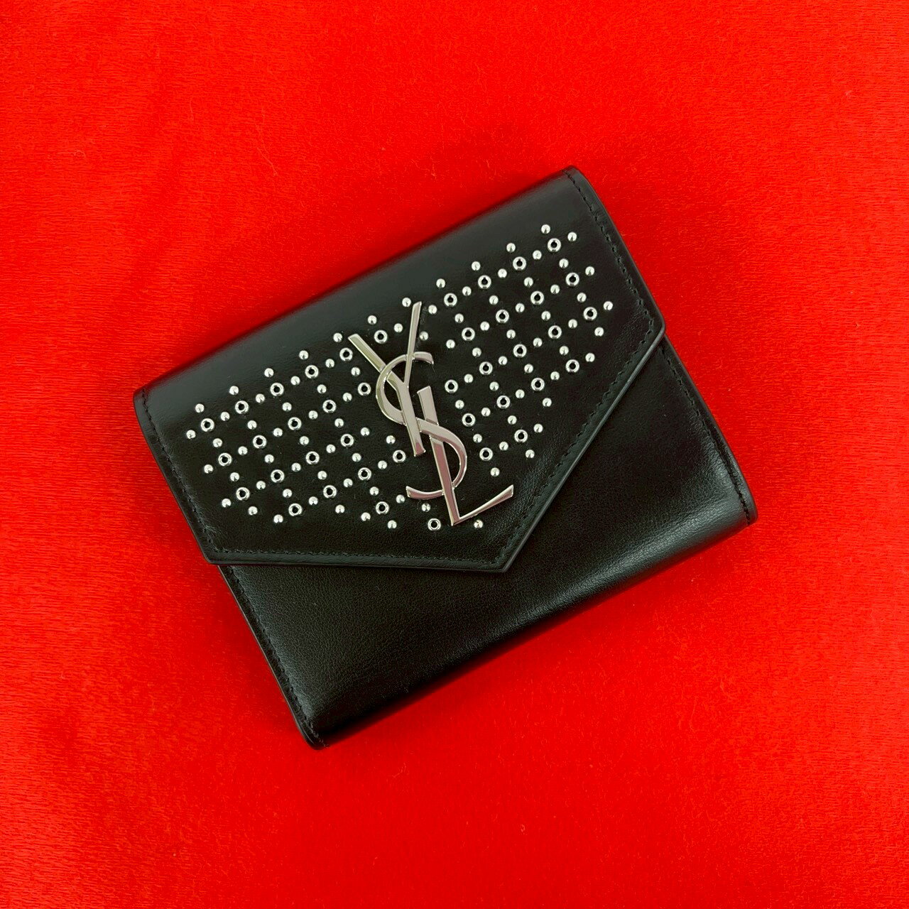 YSLミニ財布 サンローラン“くすみグリーン”のウィメンズ財布、キルティングレザーに