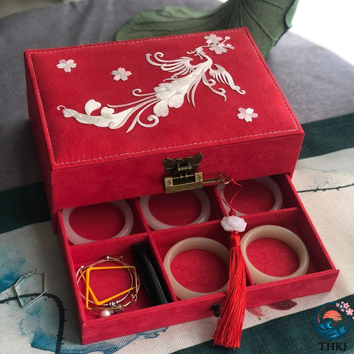 　　　 -------商品詳細------- ★サイズ：27*19*10cm 【材質】高級感のある、耐久性と防水性を持ち、布で拭きるときれいになります；内側にはフェルトが敷かれているので、アクセサリーを傷つけずに保管できます。 【高品質】プレゼントやご褒美ジュエリーを、ただ収納しておくだけなんてもったいない。綺麗に飾って、自分だけの特別な宝石箱にしてください。 【優れた収納力】ネックレス、ブレスレット、フープイヤリング、口紅、アイライナー、ヘアピン、ブローチ、ピアス、指輪、腕時計などなど、の各種類の小物に合わせて収納できます。家庭での使用にもにも最適です。 【置き場に困らない】ちょうどいいサイズ感で、玄関テーブル、ベッドルーム、リビング、ナイトテーブルやドレッサテーブルに置いても最適です。説明 ??????★★ご愛顧いただきありがとうございます!★★?????? ?うちの商品をご覧になる際に、以下のことを説明させていただきます。 「商品紹介」 ?メイン素材:木製 「商品特徴」 ? 持ち運びに便利で、ご家庭でも旅行でも、とても適しています。毎日使う大切なものをまとめて収納。 ? 柔軟な折り畳みデザインに加え、外部からのロック、さらに秩序のある収納物を配置して、簡単にはこぼれません。 ? 高級感溢れる、上品な大人デザイン、アクセサリーやジュエリーが好きなお友達にプレゼントとしても喜ばれると思います。 ? 手作りのジュエリーボックスで、細部まで精巧。上質な素材を採用し、アクセサリーを守る。おしゃれ感が倍増。 ? 誕生日、記念日、感謝祭、バレンタインデー、クリスマスのプレゼントとして適しています。 誕生日、卒業 、入学などの贈り物としてもおすすめです。 ??????????????????「ご注意」????????????????????? ? 商品が歪んだりひび割れの原因となることがありますので直射日光や熱・冷暖房機の風等が直接当たらない場所で使用・保管ください。 ? ご覧頂く際の環境やお使いのパソコン環境及び携帯電話の動作環境などにより、商品画像の色が実際の商品と若干異なる場合がございます。 「検索キーワード」 ジュエリーアクセサリー収納 アクセサリーポーチ ジュエリーアクセサリーラック アクセサリー収納 ジュエリー＆化粧品ボックス アクセサリーボックス チョーカー 首飾り 指輪 イヤリング ピアス ネックレス ブレスレット ペンダント リング ジュエリー収納 ジュエリーホルダー ミニジュエリー収納 ジュエリーボックス ジュエリーケース ジュエリー入れ アクセサリー入れ アクセサリーばこ 腕時計 ウオッチ 紐 ネジ サングラス 眼鏡 家庭用 一人暮らし 新生活 プレゼント ギフト デスクトップシェルフアクセサリー収納 キラキラバッグ キラキラボックス ネックレスフック 女性 女性用 女の子 レディース 旅行 旅行用品 出張 お自宅 旅行 トラベル 家用 寝室 浴室 洗面所 洗面 通勤 誕生日 母の日 記念 贈り物 お返し 結婚 お祝い
