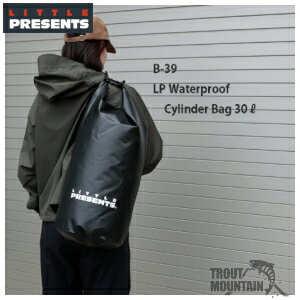 ※当店在庫切れの場合：お取り寄せ納期2〜7日頂いております。 当店在庫品につきましては、土日祝日を除き1〜3日程で発送となります。在庫切れで商品がお取り寄せとなりました場合、2〜7日以内に発送出来る様に努めさせていただいております。お急ぎの際は、事前にメールまたはお電話にて、お問合わせ下さい。 在庫管理には十分注意しておりますが、ご注文タイミングにより、万が一当店・メーカー共に在庫欠品の場合には、ご連絡の上キャンセルさせていただくことがございますので何卒ご了承ください。・タフなターポリン製の防水バッグです。 ・ストラップが2本ついていますので、簡易的なバックパックとして背負うことも 可能です。 ・濡らしたくないものの収納に。あるいは濡れモノの収納に。 ・透湿ソックスウエーダー+WDシューズの収納に良いサイズです。 ・ロゴはリフレクタープリントです。 ・一回小さい20LサイズのB-38防水シリンダーバッグ 20、大容量の50L B-40 防水シリンダーバッグ 50もあります。