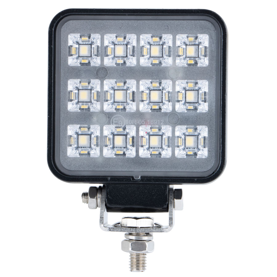 WL-34　角型　LEDワークランプ 　12W　12/24v共用　3インチタイプ 〈サイズ：巾約75mm×高約75mm×奥行約25mm〉 〈材質：本体アルミニウム製　ステーステンレス製〉 〈規格：DC12V/1.0A DC24V/0.5A 　　　　12W 1000ルーメン　6000K〉 〈パッケージサイズ：横約93mm×縦約103mm×奥行約48mm〉 〈入数：1個入〉 ※車両によってはラジオやカーナビ、車載リモコンや無線機、バックカメラ等にノイズが発生し使用できなくなる場合がございますので予めご了承下さい。 ※本製品を直視しないで下さい。 視力に悪影響をあたえる危険性があります。