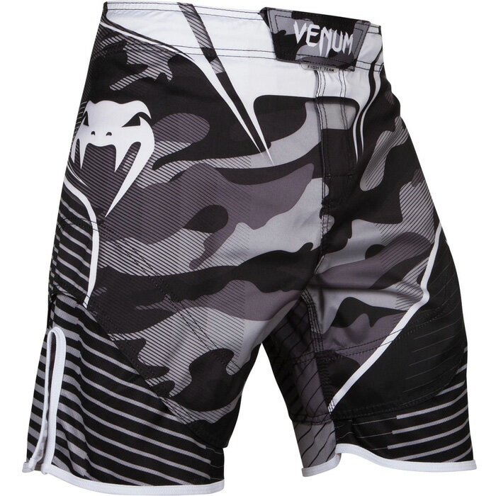 Venum　ヴェヌム（ヴェノム） グラップリング　ファイトショーツ ■ モデル： CAMO HERO ■ カラー：白 / 黒 ■ 状態：新品 MMAのスーパースター愛用のVenumです。 裾の部分が伸縮性のメッシュ素材になっており熱を放出し、さらにスムーズな動きを実現します。 マジックテープで開閉 ウエスト調整の紐あり ウエストの内側にマウスガード用の隠しポケット付き。 素材：ポリエステル 100% 注意：USサイズですので大きめですので、ウエストサイズは下記実寸（cm）を参考にしてお選びください。 商品の性質上、返品、交換はお受けできませんので、慎重にサイズをご検討の上、ご購入ください。 ■ サイズ(US)：XXS ・パンツ丈、約45cm ・パンツすそ幅、約28cm ・パンツの腰部、幅左右、約38cm ・ウエスト周囲、約79cm ■ サイズ(US)：XS（30 インチ） ・パンツ丈、約46cm ・パンツすそ幅、約29cm ・パンツの腰部、幅左右、約40cm ・ウエスト周囲、約82cm ■ サイズ(US)：S（31-32 インチ） ・パンツ丈、約48m ・パンツすそ幅、約31cm ・パンツの腰部、幅左右、約42cm ・ウエスト周囲、約88cm ■ サイズ(US)：M（33インチ） ・パンツ丈、約49cm ・パンツすそ幅、約32cm ・パンツの腰部、幅左右、約43cm ・ウエスト周囲、約90cm ■ サイズ(US)：L（34 インチ） ・パンツ丈、約50cm ・パンツすそ幅、約32cm ・パンツの腰部、幅左右、約47cm ・ウエスト周囲、約95cm ■ サイズ(US)：XL（36-37 インチ） ・パンツ丈、サイドの最上部から最下部、約51cm ・パンツすそ幅、約33cm ・パンツの腰部、幅左右、約48cm ・ウエスト周囲、約99cm 注意：メーカーにより商品内容は予告無く変更になる場合があります。 ・実寸寸法は若干の個体差がありますので、予めご了承ください。