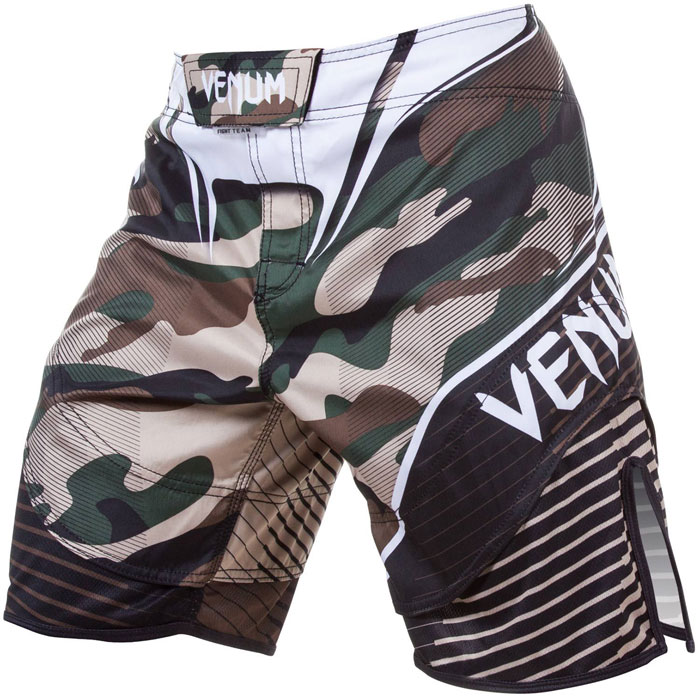 Venum　ヴェヌム（ヴェノム） グラップリング　ファイトショーツ ■ モデル： CAMO HERO ■ カラー：緑 / 茶 ■ 状態：新品 MMAのスーパースター愛用のVenumです。 裾の部分が伸縮性のメッシュ素材になっており熱を放出し、さらにスムーズな動きを実現します。 マジックテープで開閉 ウエスト調整の紐あり ウエストの内側にマウスガード用の隠しポケット付き。 素材：ポリエステル 100% 注意：USサイズですので大きめですので、ウエストサイズは下記実寸（cm）を参考にしてお選びください。 商品の性質上、返品、交換はお受けできませんので、慎重にサイズをご検討の上、ご購入ください。 ■ サイズ(US)：XS（30 インチ） ・パンツ丈、約46cm ・パンツすそ幅、約29cm ・パンツの腰部、幅左右、約40cm ・ウエスト周囲、約82cm ■ サイズ(US)：S（31-32 インチ） ・パンツ丈、約48m ・パンツすそ幅、約31cm ・パンツの腰部、幅左右、約42cm ・ウエスト周囲、約87cm ■ サイズ(US)：M（33インチ） ・パンツ丈、約49cm ・パンツすそ幅、約32cm ・パンツの腰部、幅左右、約43cm ・ウエスト周囲、約90cm ■ サイズ(US)：L（34 インチ） ・パンツ丈、約50cm ・パンツすそ幅、約32cm ・パンツの腰部、幅左右、約47cm ・ウエスト周囲、約94cm ■ サイズ(US)：XL（36-37 インチ） ・パンツ丈、サイドの最上部から最下部、約51cm ・パンツすそ幅、約33cm ・パンツの腰部、幅左右、約48cm ・ウエスト周囲、約98cm 注意：メーカーにより商品内容は予告無く変更になる場合があります。 ・実寸寸法は若干の個体差がありますので、予めご了承ください。