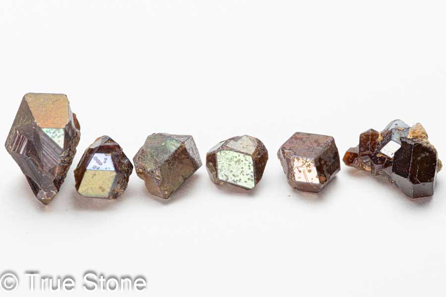 奈良県 吉野郡 天川村 行者還岳 産 レインボーガーネット 6個詰め合わせセット ガーネット 天然石 原石 パワーストーンのサムネイル