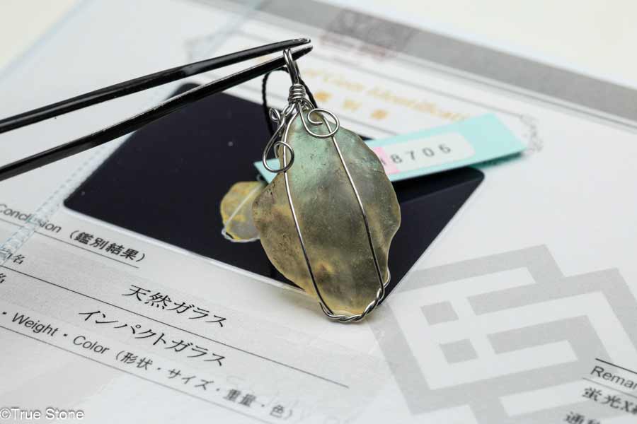 鑑別書付き リビアングラス 原石 ペンダント 未研磨 原石29×19×6.9mm 全長...