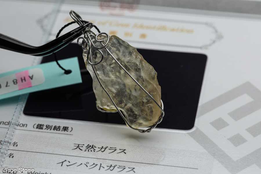 鑑別書付き リビアングラス 原石 ペンダント 未研磨 原石30×19×7.5mm 全長...