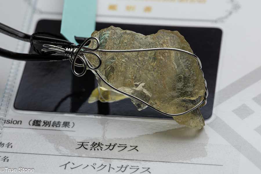 鑑別書付き リビアングラス 原石 ペンダント 未研磨 原石31×21.9×8.6mm 全...