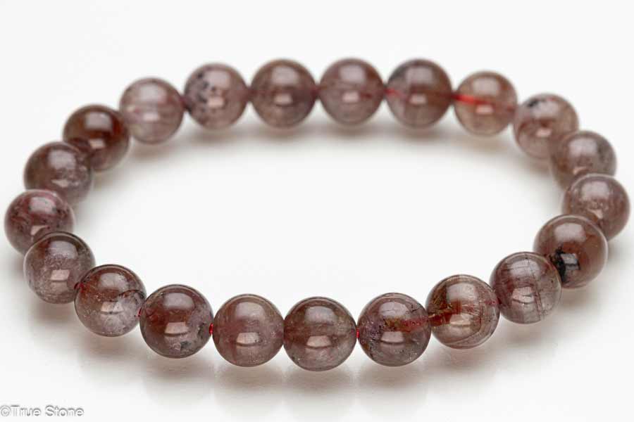 スーパーセブンと呼ばれることの多いクォーツについて——レピドクロサイト・イン・クォーツの内包鉱物 本品はすべて一点物です 天然クォーツの内部に、レピドクロサイト、ゲーサイト、ヘマタイトといった 鉄系鉱物が内包されたブレスレットです。 針状・...