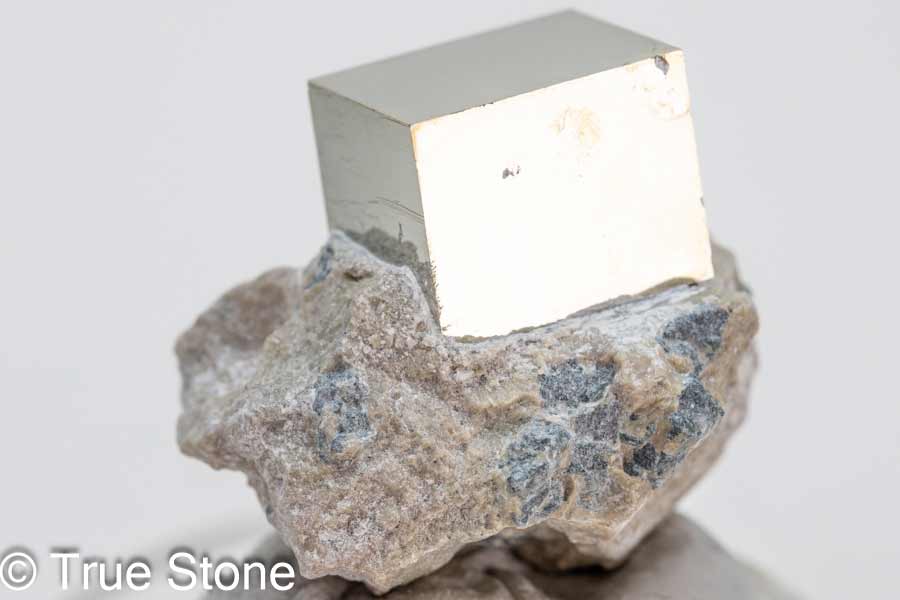 一点物でお届け スペイン ナバフン産 キュービックパイライト 結晶 パイライト 母岩付き ビクトリア鉱山 ヴィクトリア 原石