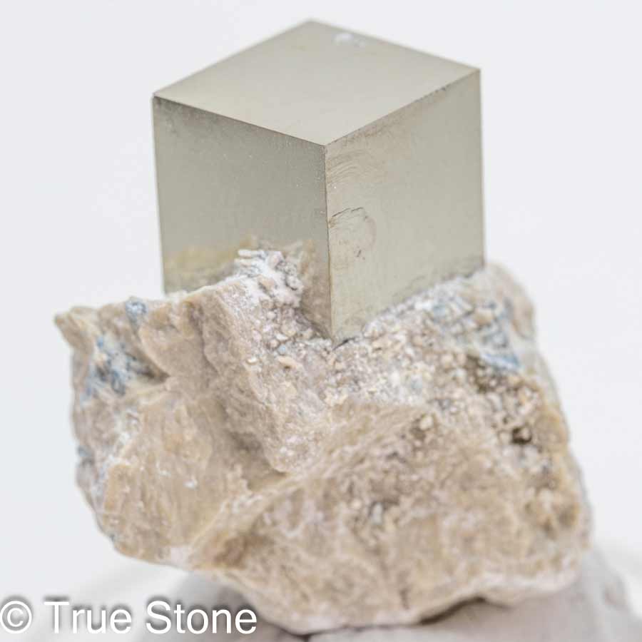 True Stoneの一点物でお届け スペイン ナバフン産 キュービックパイライト 結晶 パイライト 母岩付き ビクトリア鉱山 ヴィクトリア 原石｜アングル2
