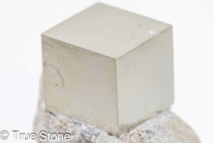 True Stoneの一点物でお届け スペイン ナバフン産 キュービックパイライト 結晶 パイライト 母岩付き ビクトリア鉱山 ヴィクトリア 原石｜アングル3