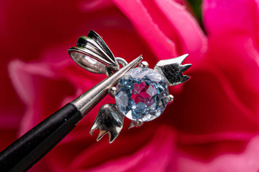 ブルートパーズ 天使ペンダントトップ 宝石質 1.4g トパーズ