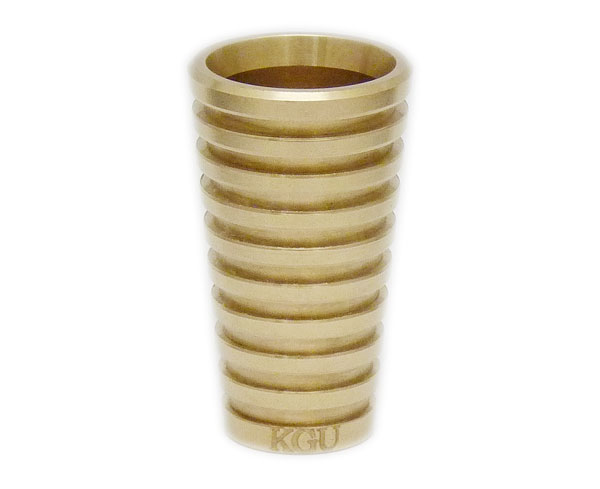 KGU Brass(KGU MUSIC) トランペット用マウスピースブースター モデル：RADIATOR（ラジエーター） 仕上げ：ローブラス 重量：約90g RADIATORトランペットマウスピース用ブースターは、重量、形状、デザインの点で中庸であり、お気に入りのスタンダードマウスピースで MEGATONE の特徴を得ることができます。 このブースターは、自分のスタイルを強調したい熟練したトランペット奏者と、音楽の第一歩を踏み出したばかりのプレイヤーの両方の期待に応えます。 ベストセラーのブースター。 ※ヘビータイプやメガトーンマウスピースの他、お使いのマウスピースの形状によりご利用頂けない場合がございます。予めご了承ください。 また、表面の仕上がりが若干粗い部分がございます。 ※画像はイメージです。刻印デザインのイメージは画像2枚目をご参照ください。