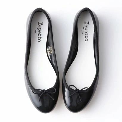 ■repettoのアイコンとして知られる美しいバレエシューズ、「サンドリオン」■ 「サンドリオン・ベイビー」はブランドのアイコンシューズである「サンドリオン」のデザインをそのままに、雨の日にも履ける素材で仕上げたバレリーナシューズです。レザーのサンドリオンと同じスキンカラーのアウトソールには、ロゴをモチーフした繊細な柄が刻まれ、洗練された雰囲気を与えています。スタイルを選ばないフラットシューズは、パンツ・スカートどんなコーディネートにもマッチします。外出に戸惑う雨の日のスタイリングも、レペットのレインシューズでおしゃれを楽しめます。※レペットのシューズは一点一点職人が手作りしているため、個体差がございます。あらかじめご了承ください。※レペットのシューズは基本的に小さめの作りになっておりますので、通常よりハーフサイズ大きいサイズをお選びください。パテント素材のシューズは素材の特性上、より小さい作りとなる為、ワンサイズ大きいサイズをお勧めしています。例えば通常23.5cmのシューズをお履きの方にはスムース/スウェード素材では37.5サイズ、パテント素材では38.0サイズをお勧め致します。♯レイン　♯レインパンプスサイズの詳しい情報は下記特集ページもご覧下さい。37/23.3cm : 【ヒール寸】1cm36/22.7 : 【ヒール寸】1cm37/23.3 : 【ヒール寸】1cm38/24 : 【重さ】151g / 【ヒール寸】1cm39/24.7 : 【ヒール寸】1cm40/25.3 : 【ヒール寸】1cm41/26 : 【ヒール寸】1cm別カラーはこちら！ レッド(レッドエナメル)　ネイビー　ブラウン　ブラック　ネイビー　ネイビー　ベージュ(クリーム)■repettoのアイコンとして知られる美しいバレエシューズ、「サンドリオン」■ 「サンドリオン・ベイビー」はブランドのアイコンシューズである「サンドリオン」のデザインをそのままに、雨の日にも履ける素材で仕上げたバレリーナシューズです。レザーのサンドリオンと同じスキンカラーのアウトソールには、ロゴをモチーフした繊細な柄が刻まれ、洗練された雰囲気を与えています。スタイルを選ばないフラットシューズは、パンツ・スカートどんなコーディネートにもマッチします。外出に戸惑う雨の日のスタイリングも、レペットのレインシューズでおしゃれを楽しめます。※レペットのシューズは一点一点職人が手作りしているため、個体差がございます。あらかじめご了承ください。※レペットのシューズは基本的に小さめの作りになっておりますので、通常よりハーフサイズ大きいサイズをお選びください。パテント素材のシューズは素材の特性上、より小さい作りとなる為、ワンサイズ大きいサイズをお勧めしています。例えば通常23.5cmのシューズをお履きの方にはスムース/スウェード素材では37.5サイズ、パテント素材では38.0サイズをお勧め致します。♯レイン　♯レインパンプスサイズの詳しい情報は下記特集ページもご覧下さい。37/23.3cm : 【ヒール寸】1cm36/22.7 : 【ヒール寸】1cm37/23.3 : 【ヒール寸】1cm38/24 : 【重さ】151g / 【ヒール寸】1cm39/24.7 : 【ヒール寸】1cm40/25.3 : 【ヒール寸】1cm41/26 : 【ヒール寸】1cm別カラーはこちら！ レッド(レッドエナメル)　ネイビー　ブラウン　ブラック　ネイビー　ネイビー　ベージュ(クリーム)