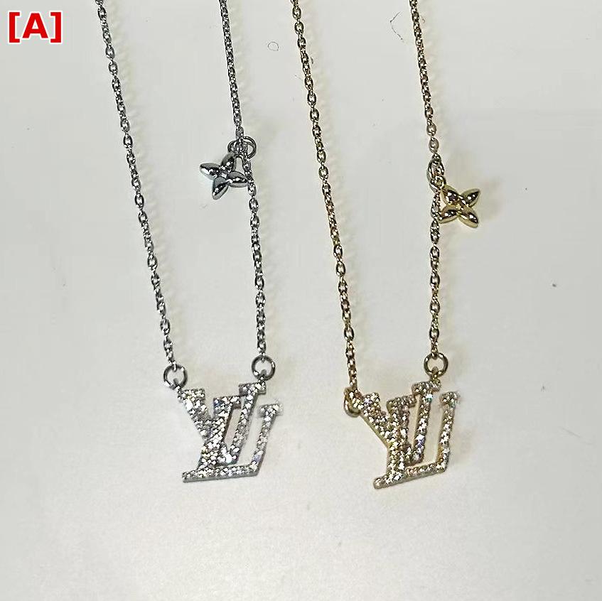 ネックレス レディース アルファベット 凱旋門モチーフ ジルコン ペンダント 8金メッキ チタン鋼 ステンレス アクセサリー ゴールド 金