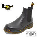 ドクターマーチン Dr.Martens ナッパ チェルシー ブーツ 2976 NAPPA ブラック(BLACK) 足馴染みの良いナッパレザーを使用したチェルシーブーツ 「2976」というコードネームを持つドクターマーチンのチェルシーブーツ(サイドゴアブーツ)に、柔らかくてしなやかなナッパレザーをアッパーに使用した足馴染みのよいチェルシーブーツが登場。 ドクターマーチンが最初にチェルシーブーツを製造したのは70年代初期。当初は農作業向けのシルエットでしたが、頑丈でありながらも快適な履き心地と滑らかな輪郭を兼ね備えた「2976 チェルシーブーツ」はドクターマーチンの定番ブーツとしてミュージシャンやサブカルチャーを担う人々に愛されるようになりました。時代を超えても当時と変わらぬスタイリッシュで洗練されたルックスと、シンプルなディテールを維持しています。 ウェルトにはアイコニックなイエローステッチを施し、ブーツの履き口にはブランドロゴ入りのヒールループを取り付けて完成させました。 ヒール高さ:約3.5cm 重量:片足約527g 素材 NAPPA 当店では実店舗での販売、他ショッピングモールでのネット販売もおこなっており、在庫を共有している為、在庫が常に変動しております。 その為、在庫反映までの時間差等により在庫切れが発生する場合がございます。 これにより、ご注文後でも商品をご用意できない場合がございますので予めご了承いただきますようお願い致します。 なお、店舗倉庫の都合上契約仕入先在庫を利用する場合もございます。 ※ディスプレイ画面等の環境上、ページで見た色と実際の商品の色とは多少違う場合がございます。 (BCAJAF Dr.Martens ドクターマーチン UK3 UK4 UK5 UK6 UK7 UK8 UK9 22cm 22.5cm 23cm 23.5cm 24cm 24.5cm 25cm 25.5cm 26cm 26.5cm 27cm 27.5cm 28cm 黒) #ドクターマーチン