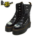 ドクターマーチン Dr.Martens JADON HI LTT MAX BLACK:30964001(ブラック) ハードな雰囲気の厚底ブーツ 大胆不敵なムードをまとったミドル丈のプラットフォームブーツ。インダストリアルデザインを得意とするドクターマーチンのルーツを反映した1足です。 複雑に交差するシューレースと、シャイニーシルバーの細長いレースフックが特徴。つま先部分にはプレートをあしらいハードウェアの要素をプラス。アッパーにしなやかで極上の手触りを誇るブッテロレザーを使用しています。 ブランドのアイコニックなヒールループと、ウェルトのイエローステッチで仕上げています。 かかと 約6.0CM / つま先 約4.7CM 素材 BUTTERO 当店では実店舗での販売、他ショッピングモールでのネット販売もおこなっており、在庫を共有している為、在庫が常に変動しております。 その為、在庫反映までの時間差等により在庫切れが発生する場合がございます。 これにより、ご注文後でも商品をご用意できない場合がございますので予めご了承いただきますようお願い致します。 なお、店舗倉庫の都合上契約仕入先在庫を利用する場合もございます。 ※ディスプレイ画面等の環境上、ページで見た色と実際の商品の色とは多少違う場合がございます。 (BDJAJF Dr.Martens ドクターマーチン UK3 UK4 UK5 UK6 22cm 22.5cm 23cm 23.5cm 24cm 24.5cm 25cm 黒) #ドクターマーチン