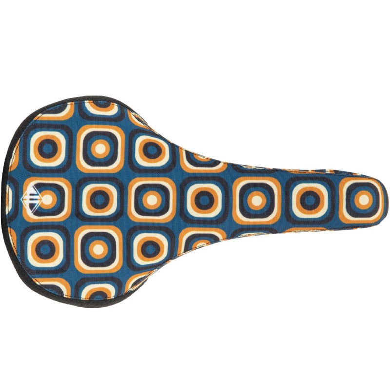 スペック■素材：ポリエステル■ケブラーテール■Φ7mmクロモリテール■サイズ：L276×W155×H80mm■重量：290g特長サプリメーションプリントによってファッショナブルなパターンをカバーに施した、ユニークなコンフォートサドルです。使いやすいサイズ感なので、様々な車種のカスタムにオススメです。在庫状況■通常2〜5日ほどで発送（土日祝除）詳しくはこちら※在庫状況は当店、メーカー在庫を含みます。また、リアルタイムでの更新ではございませんのでご了承ください。☆カテゴリー：【自転車】【パーツ＆アクセサリー】【おすすめ】【自転車用】【ADEPT(アデプト)】【カスタム】【パーツ】【自転車部品】【ポイントキャンペーンたくさんあります！】https://item.rakuten.co.jp/trycycle/c/0000004293/