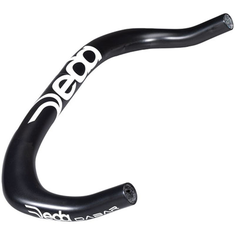 高品質のハンドルバー、ステム、シートピラーを中心としたイタリアの自転車パーツブランド。幅広い素材を扱ってきたフレームマテリアルメーカーDedacciai社の長年に渡るノウハウをベースに開発・製造を行っています。高い剛性と軽量化を両立した製品はトッププロをはじめ多くのユーザーから支持を得ています。スペック■クランプ径：31.7mm■サイズ：420mm■重量：210g特長DABARはカーボンファイバーの強度とエキサイティングなシェイプをもつブルホーンバーです。スピード、完璧な機能性を追い求めたデザインと設計がなされています。トライアスロンとタイムトライアルバイクをライダーにフィットさせるブルホーンカーボンバーであり、そのスタイリッシュなルックスからアーバンピストのカスタムにもマッチします。※本製品は Deda Elementi製 ステムとの組み合わせでお使いください。在庫状況■通常2〜5日ほどで発送（土日祝除）詳しくはこちら※在庫状況は当店、メーカー在庫を含みます。また、リアルタイムでの更新ではございませんのでご了承ください。☆カテゴリー：【自転車】【パーツ＆アクセサリー】【おすすめ】【自転車用】【DEDA(デダ)】【カスタム】【パーツ】【自転車部品】【ポイントキャンペーンたくさんあります！】https://item.rakuten.co.jp/trycycle/c/0000004293/