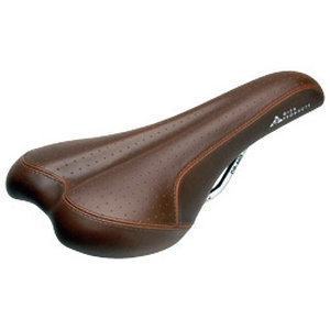 スペック■PVC■φ7mmクロモリ中空レール■L270×W145×H80mm■315g特長ディンプルパターンと全周にわたるステッチを採用したコンフォートスポーツサドル。在庫状況■通常2〜5日ほどで発送（土日祝除）詳しくはこちら☆カテゴリー：【自転車】【パーツ＆アクセサリー】【おすすめ】【自転車用】【GIZA(GP)】【カスタム】【パーツ】【自転車部品】【ポイントキャンペーンたくさんあります！】 https://item.rakuten.co.jp/trycycle/c/0000004293/