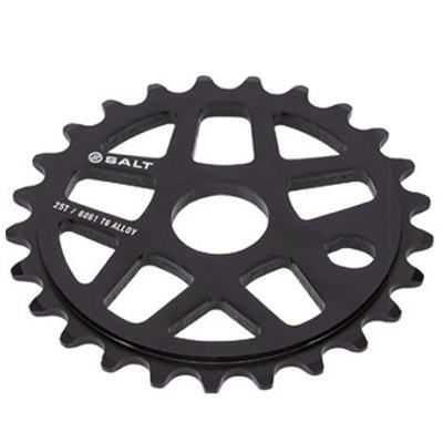 スペック■サイズ：25T■カラー：ブラック■素材：6061 T-6 アロイ（5mm厚）■強固なマルチスポークデザイン■19mm＆22mmスピンドルアダプター付属特長リプレース・カスタム用スプロケットスプロケットボルト部分を補強して耐久性を向上。SALT ゲートウェイスプロケット。在庫状況■通常2〜5日ほどで発送（土日祝除）詳しくはこちら※在庫状況は当店、メーカー在庫を含みます。また、リアルタイムでの更新ではございませんのでご了承ください。☆カテゴリー：【自転車】【パーツ＆アクセサリー】【おすすめ】【自転車用】【【メーカー純正品】【正規代理店品】SALT 】【カスタム】【パーツ】【自転車部品】【ポイントキャンペーンたくさんあります！】https://item.rakuten.co.jp/trycycle/c/0000004293/