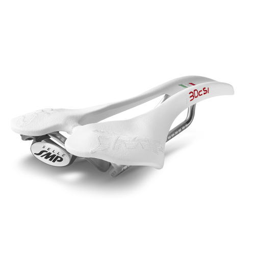 スペック■カラー：ホワイト■サイズ：幅150mm×長さ250mm■重量：215g■レール：AISI304ステンレス鋼■表皮素材：マイクロファイバー■パッド素材：無し■ボディ素材：カーボン強化ナイロン12特長フラット形状のF30Cをベースに、幅広のパッドの無いショートリーチモデルです。FORMAのように座面後部には凹形状があり、座骨をしっかりとホールドします。既にSMPサドルで幅広タイプをご使用いただいている方にオススメです。在庫状況■通常2〜5日ほどで発送（土日祝除）詳しくはこちら※在庫状況は当店、メーカー在庫を含みます。また、リアルタイムでの更新ではございませんのでご了承ください。☆カテゴリー：【自転車】【パーツ＆アクセサリー】【おすすめ】【自転車用】【SELLE SMP】【カスタム】【パーツ】【自転車部品】【ポイントキャンペーンたくさんあります！】https://item.rakuten.co.jp/trycycle/c/0000004293/