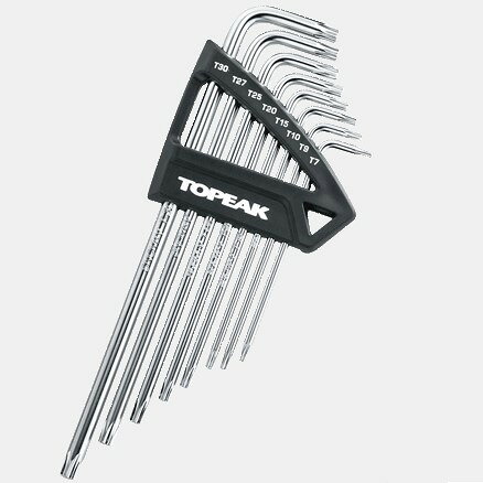 スペック■クロム バナジウム ツール■トルクス レンチ :T7、T9、T10、T15、T20、T25、T27、T30■プラスチックホルダー付■サイズ：L165 x W66 x H12mm■重量：130g特長耐久性に優れる高品質な特殊鋼SNCM-V鋼を採用した8本組Torx?（トルクス）レンチセットです。効率的で正確な作業をサポートするツールです。折り畳み式のフック等に吊り下げられるブラケットが付属しており、壁に掛けて簡単に保管可能。便利さと耐久性を兼ね備えた必須のツールセットです。在庫状況■通常2〜5日ほどで発送（土日祝除）詳しくはこちら※在庫状況は当店、メーカー在庫を含みます。また、リアルタイムでの更新ではございませんのでご了承ください。☆カテゴリー：【自転車】【パーツ＆アクセサリー】【おすすめ】【自転車用】【TOPEAK(トピーク)】【カスタム】【パーツ】【自転車部品】【ポイントキャンペーンたくさんあります！】https://item.rakuten.co.jp/trycycle/c/0000004293/