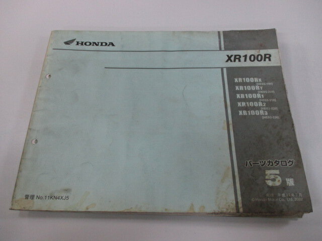 商品のコンディションこちらの商品はXR100Rのパーツリストとなっております。パーツリストではございますが、事細かに分解図が描かれておりサービスマニュアル・整備マニュアル的にも十分使えるかと思います。少々使用感はございますが、利用上問題となる油による【字の消え】破れによる【ページの欠損】等はございません。新品を買う必要は無いですよ。使っているうちに汚れてしまいますからね。サービスマニュアルやパーツリストは整備時にあるとかなり役立ちますよ♪整備時のお供にどうぞ！メーカー：ホンダ対応車種：XR100R型式：HE03発行：平成11年7月即日発送いたしますのでお急ぎの方どうぞ業界トップレベルの配送スピード！お客様を待たせません！