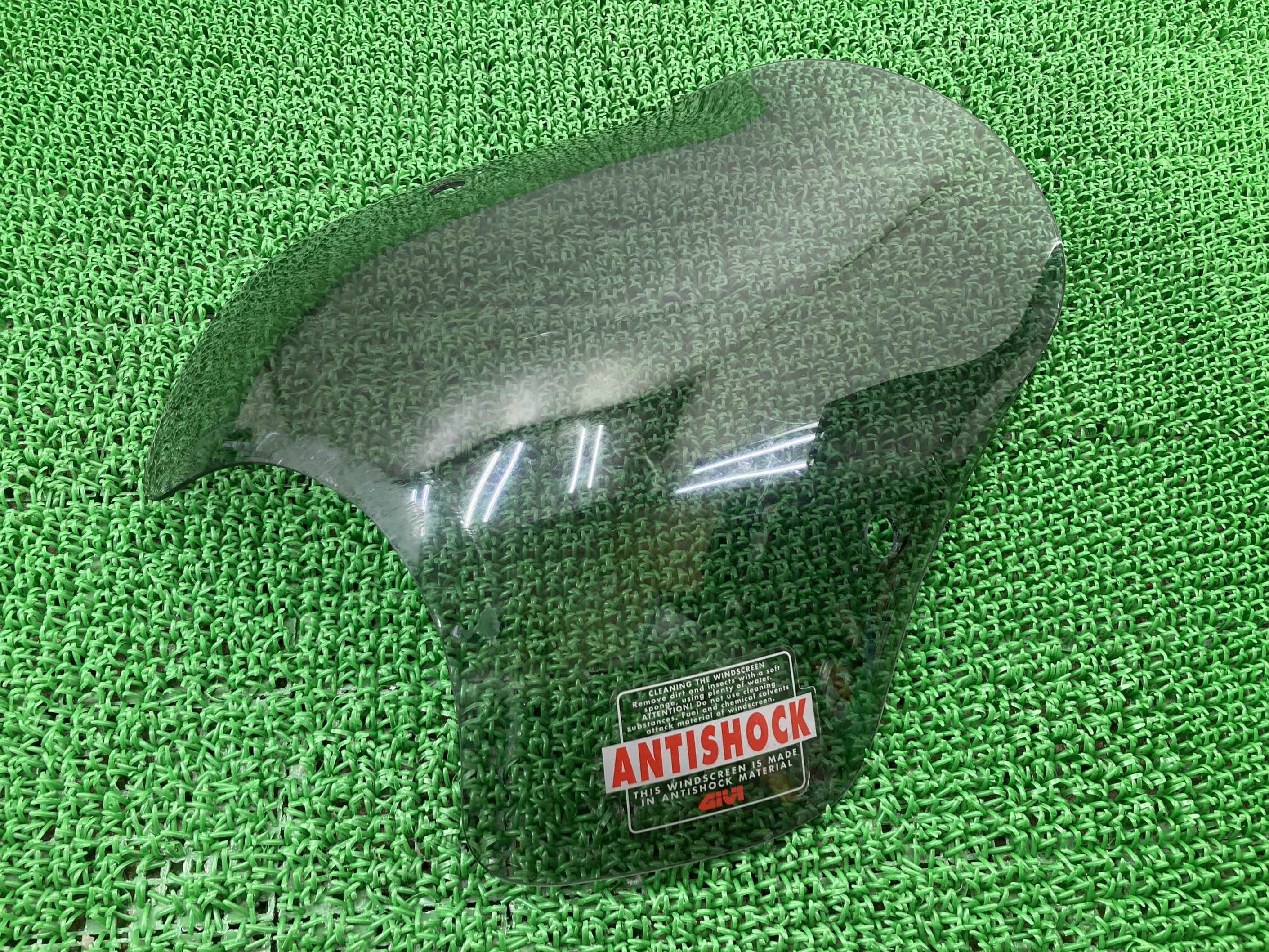 GIVI製CB1300SFスクリーン社外バイク部品SC54スモークユニバーサルスクリーン替用割れ欠け無しウインドシールド【中古】