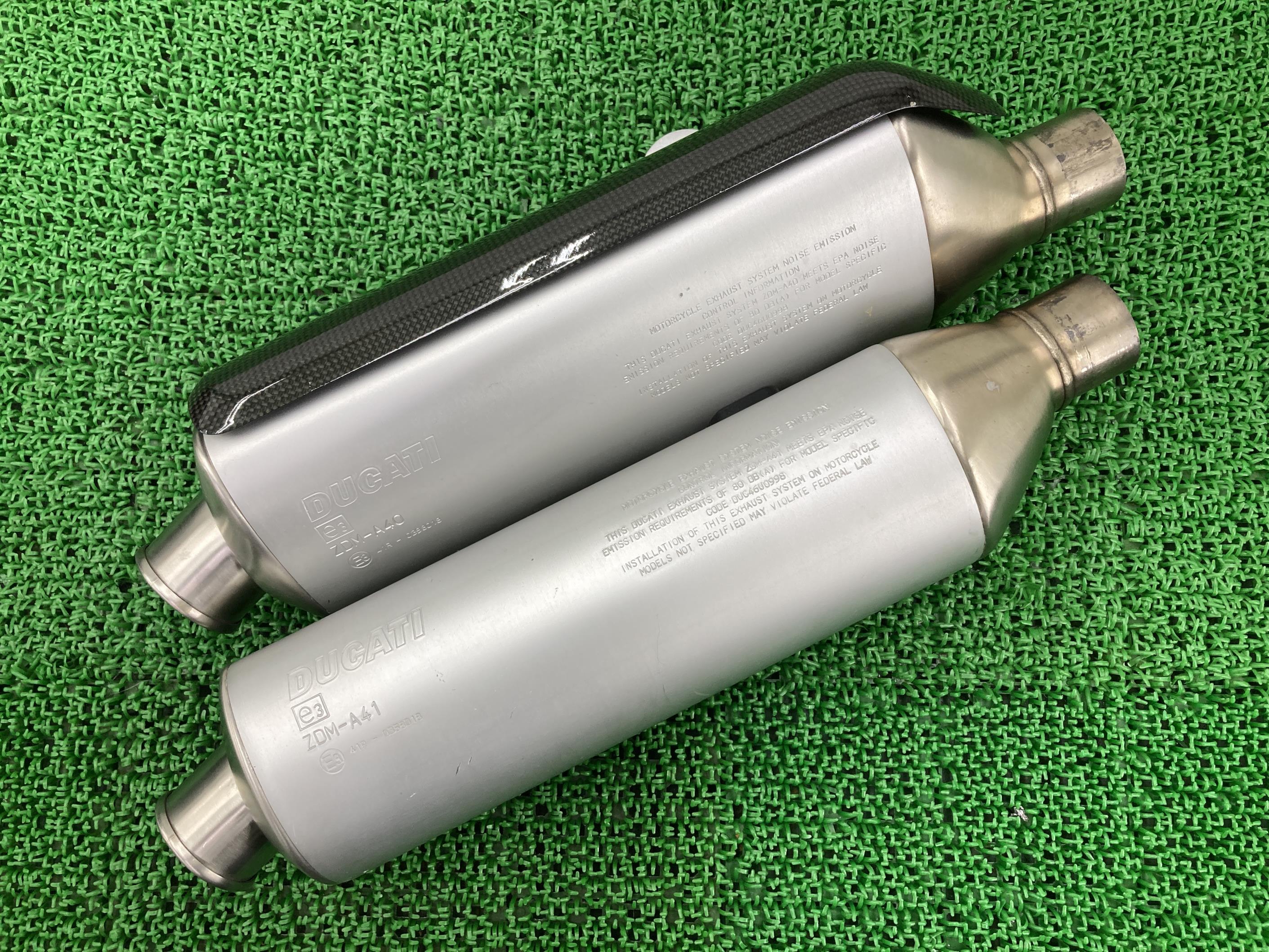 モンスターS4R サイレンサーマフラー ドゥカティ 純正 バイク 部品 06-08年モデル ZDMM417AA7B102*** 573.1.077.1E 573.1.078.1E カーボンカバー コケキズ無し 車検 Genuine 【中古】