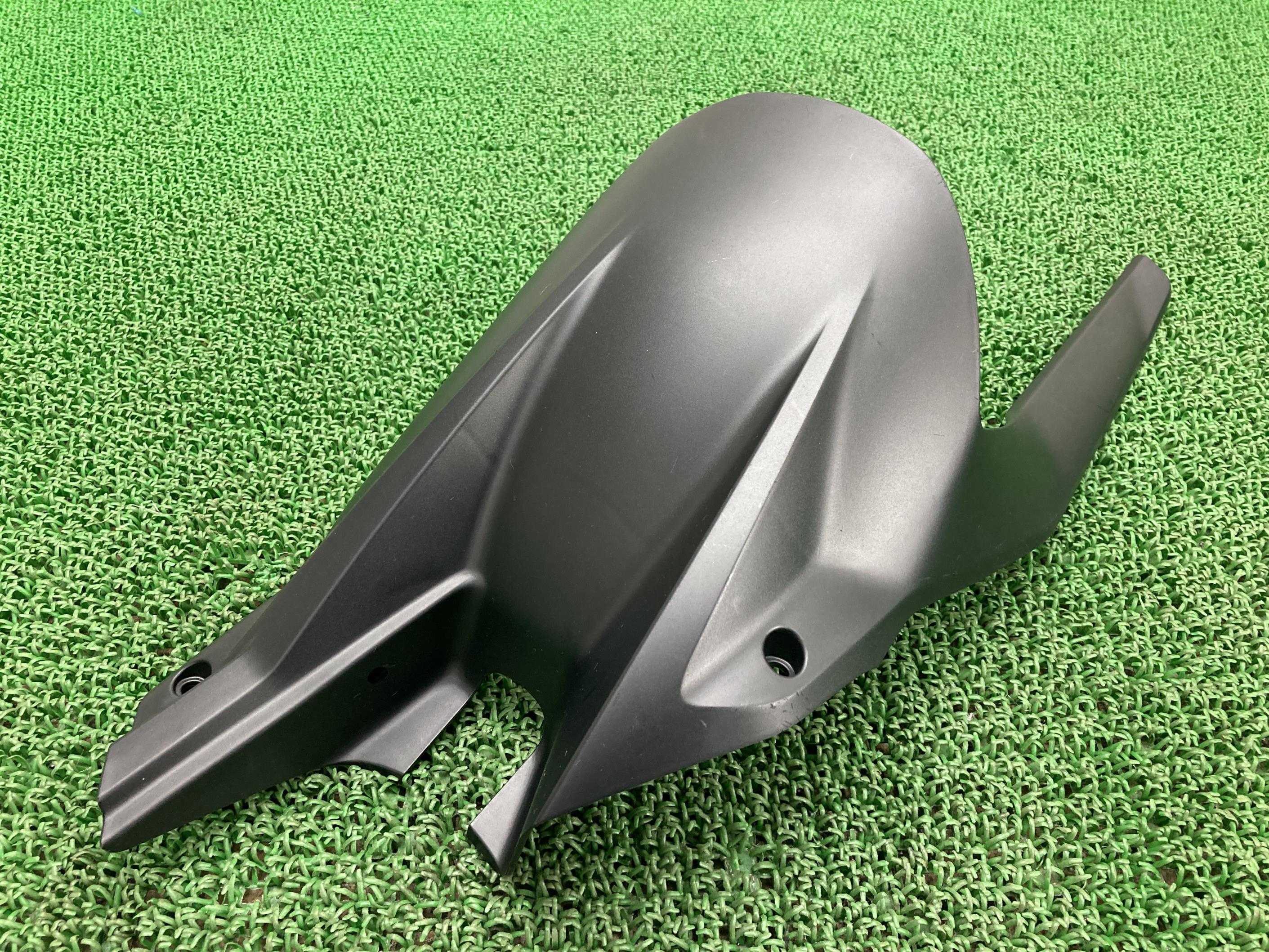 1290スーパーデュークR リアフェンダー 613.04.050.100 KTM 純正 バイク 部品 16年〜18年 マッドガード チェーンカバー 割れ欠け無し 車検 Genuine 【中古】 Xc