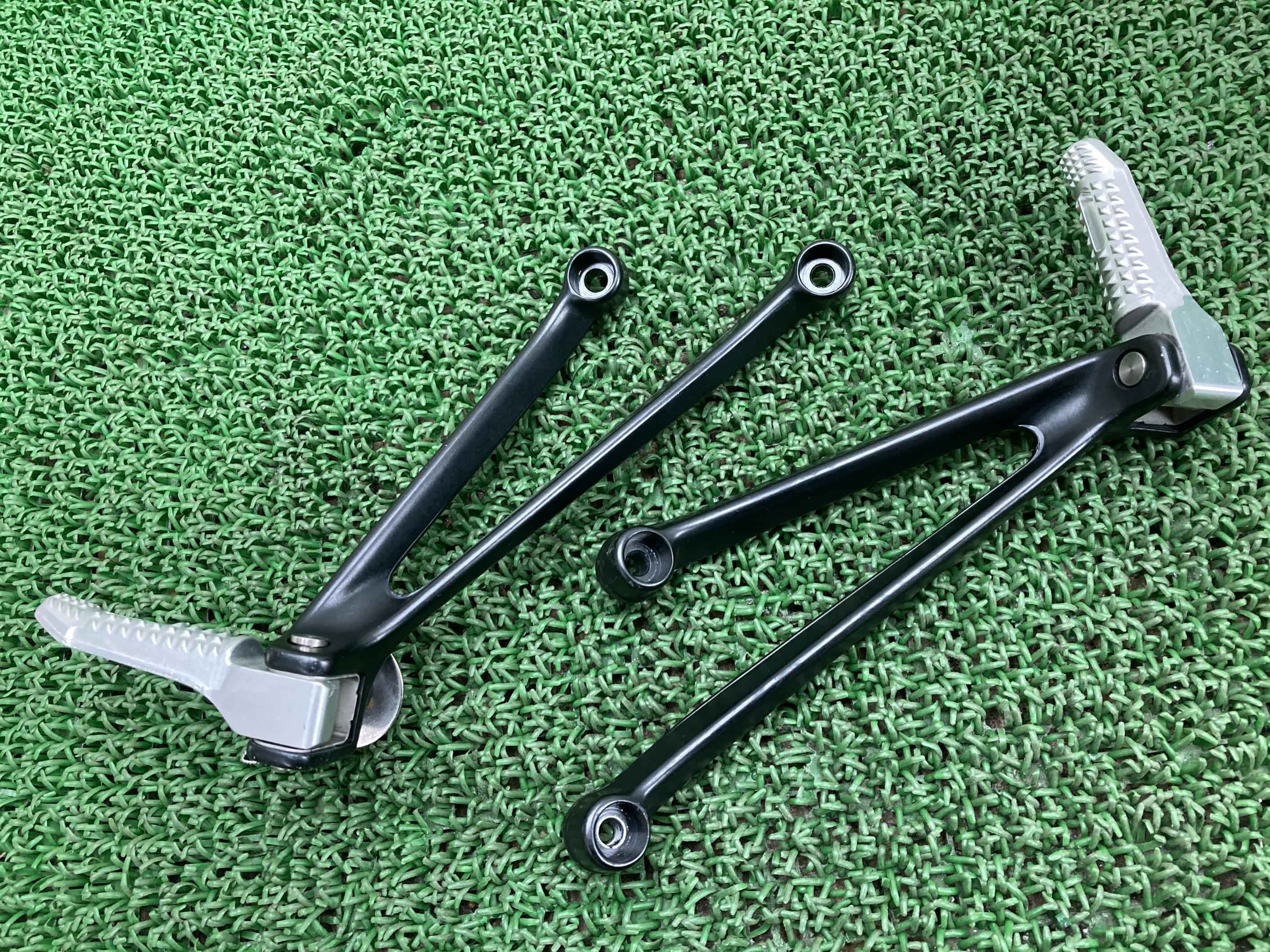 S1000RR タンデムステップ 左右 8 521 680/8 521 681 BMW 純正 バイク 部品 コンディション良好 曲がり無し 品薄 希少品 車検 ...