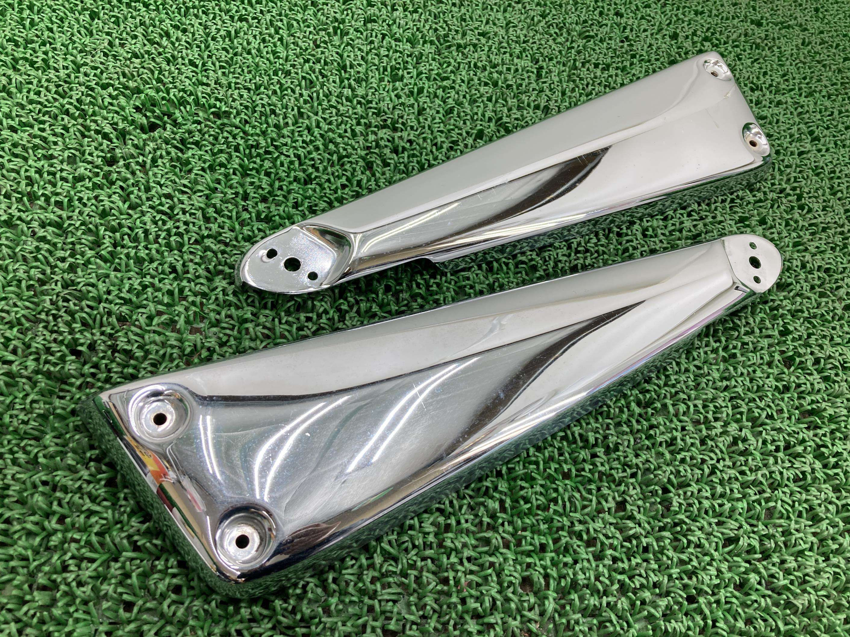 ロケットスリー タンデムステップホルダー 左右 トライアンフ(TRIUMPH) 純正 バイク 部品 トライアンフ ロケット3 ステップカバー コンディション良好...