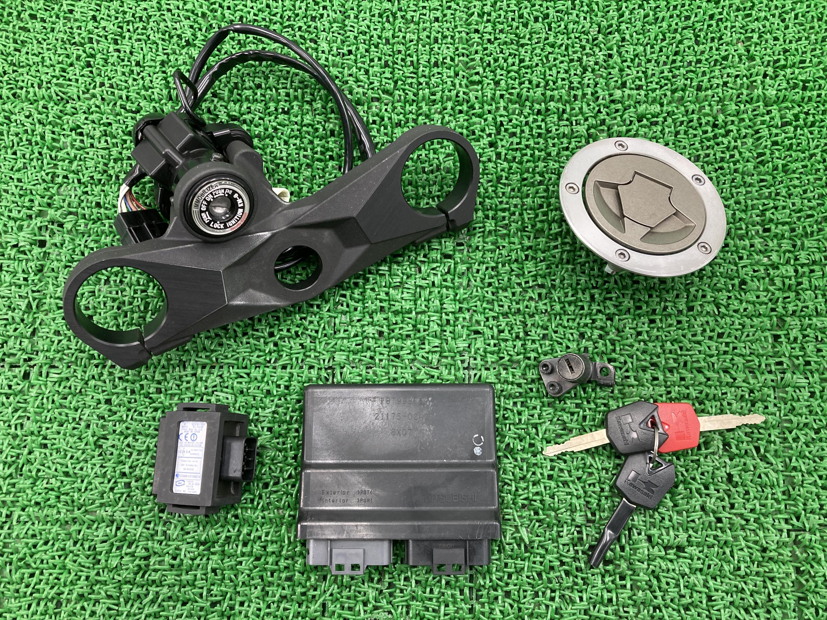 ZX-10R キーセット カワサキ 純正 バイク 部品 新車外し 21175-0242 21181-000 イモビライザー タンクキャップ トップブリッジ 車検...