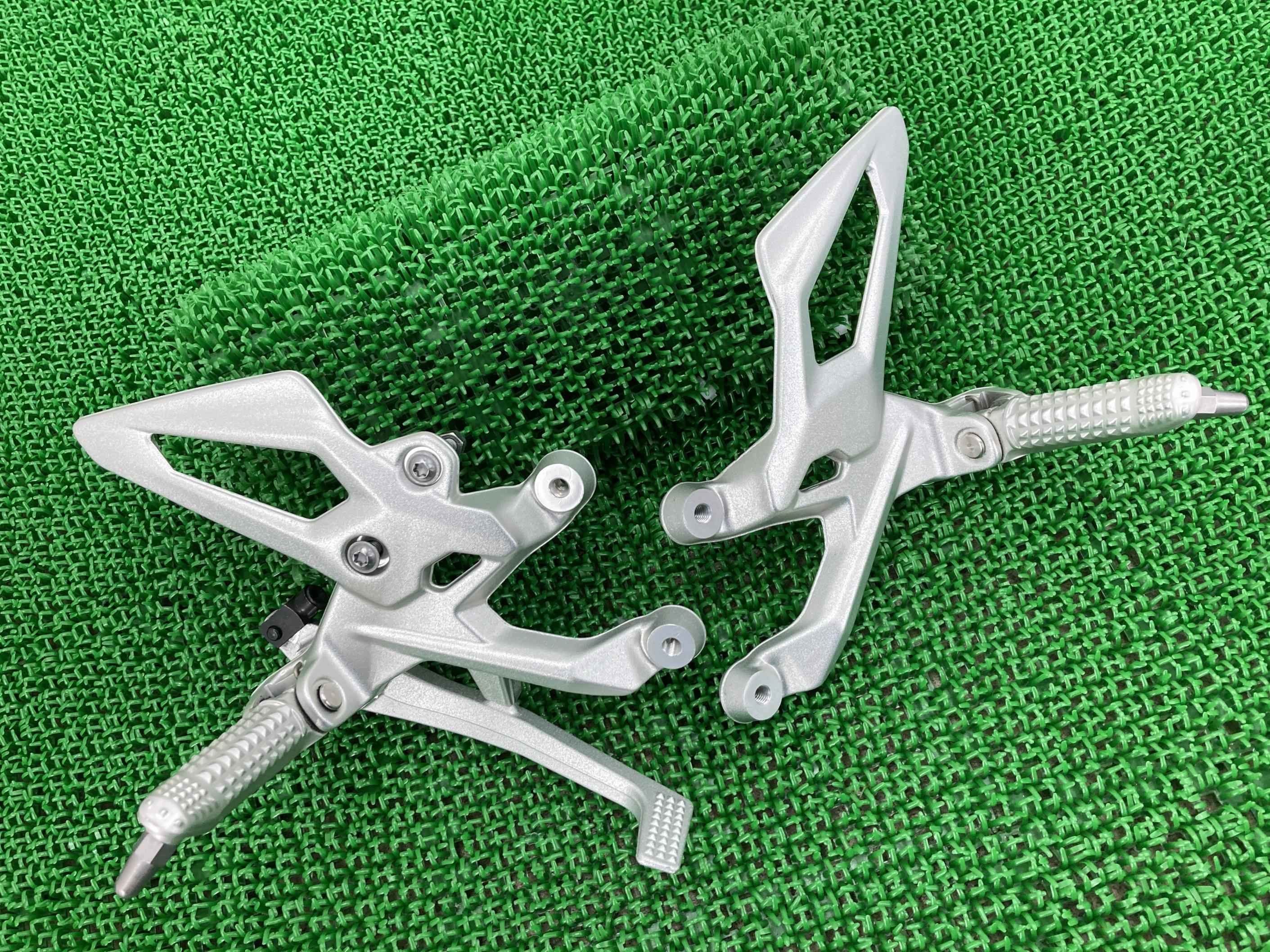 S1000R ステップ 左右 8562397-03/8562398-03 BMW 純正 バイク 部品 K47 8562397-03 8562398-03 17年...