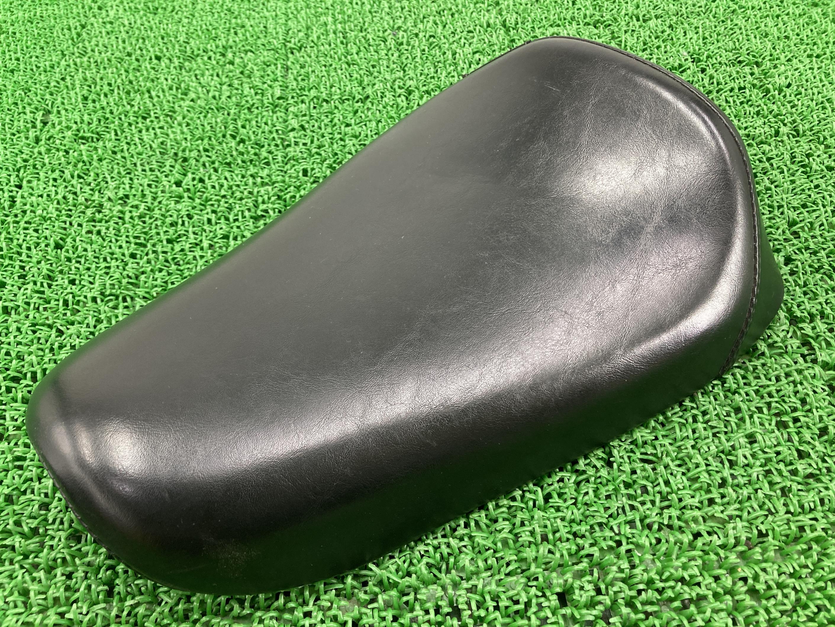 ラペラ製スポーツスターシート社外バイク部品ソロシートベアボーンXLH破れ無し修復素材やカスタムに【中古】