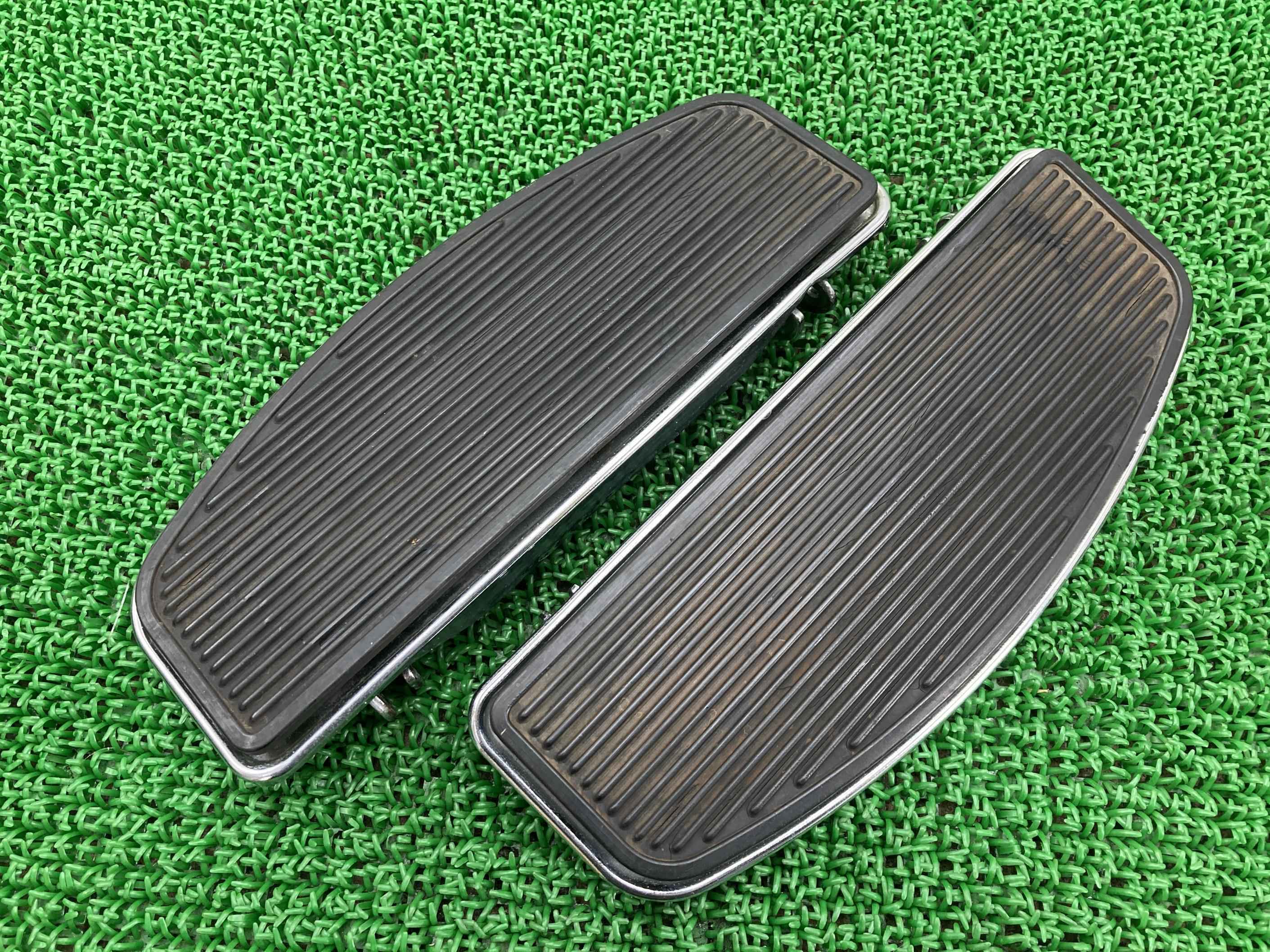 FLSTC1340 ステップボード 左右 ハーレー 純正 バイク 部品 フロアボード 曲がり無し コンディション良好 品薄 希少品 車検 Genuine 【中古...