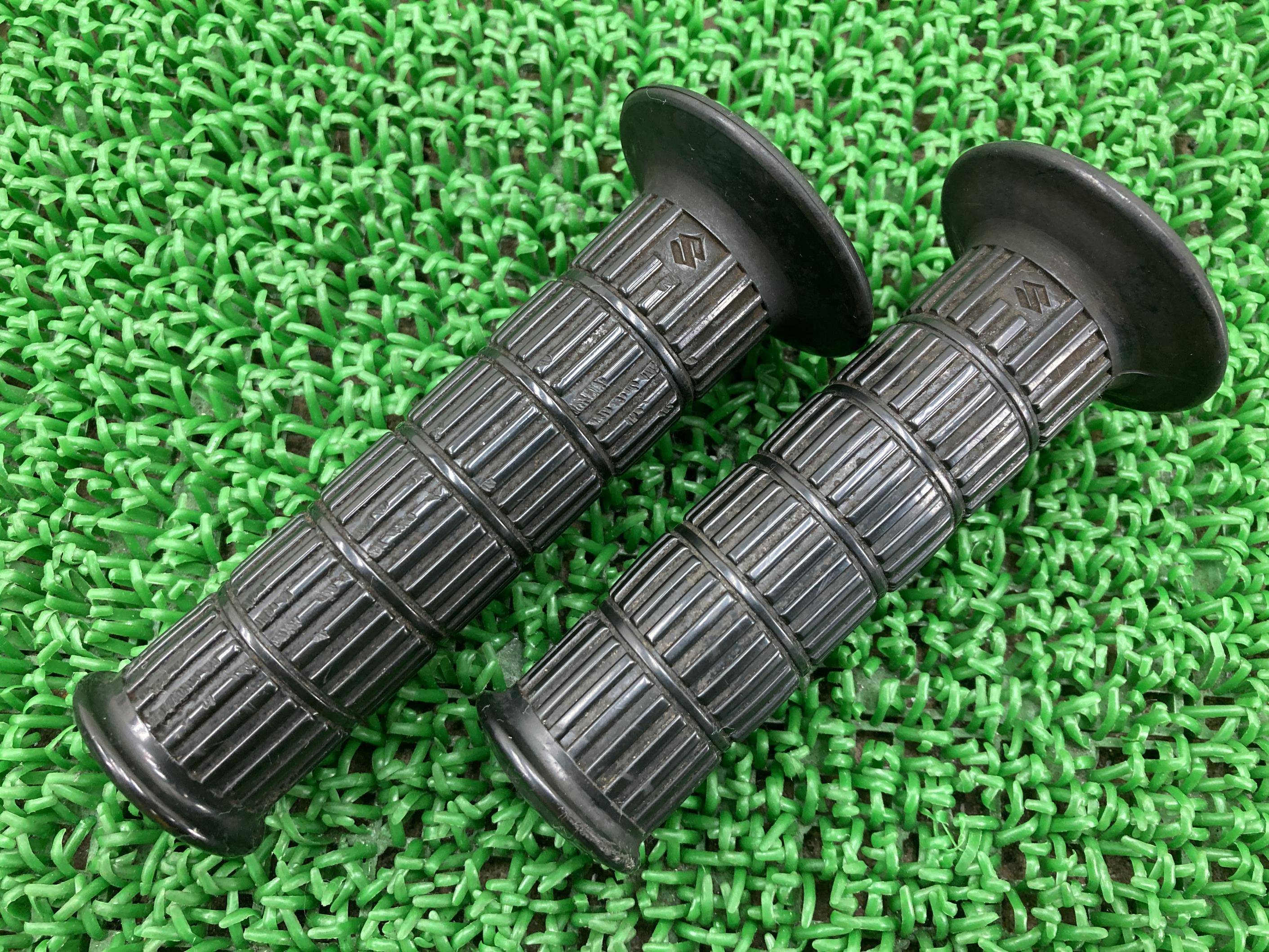 GT380 ハンドルグリップ 左右 スズキ 純正 バイク 部品 GT380B 当時物 サンパチ Sマーク 破れ無し 品薄 車検 Genuine 【中古】 wJ