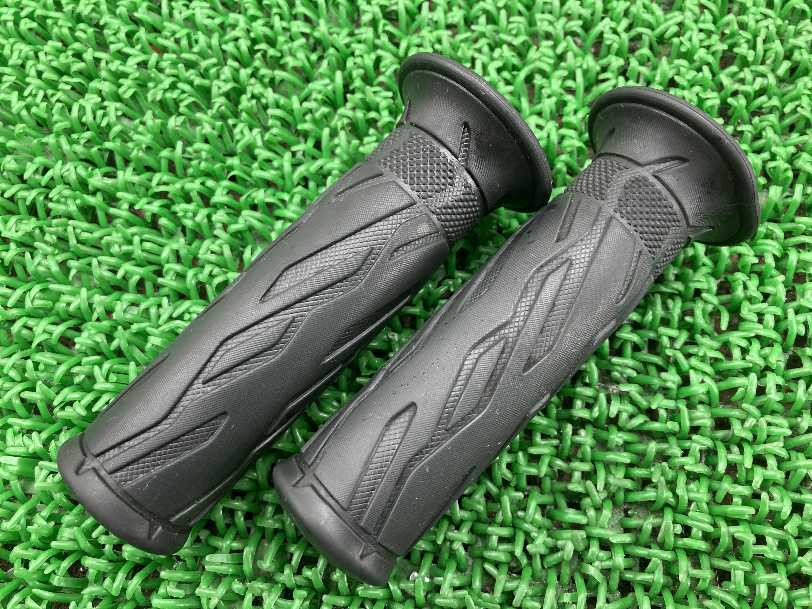 Vストローム250 ハンドルグリップ 左右 スズキ 純正 バイク 部品 DS11A 破れ無し コンディション良好 品薄 希少品 車検 Genuine 【中古】 ...