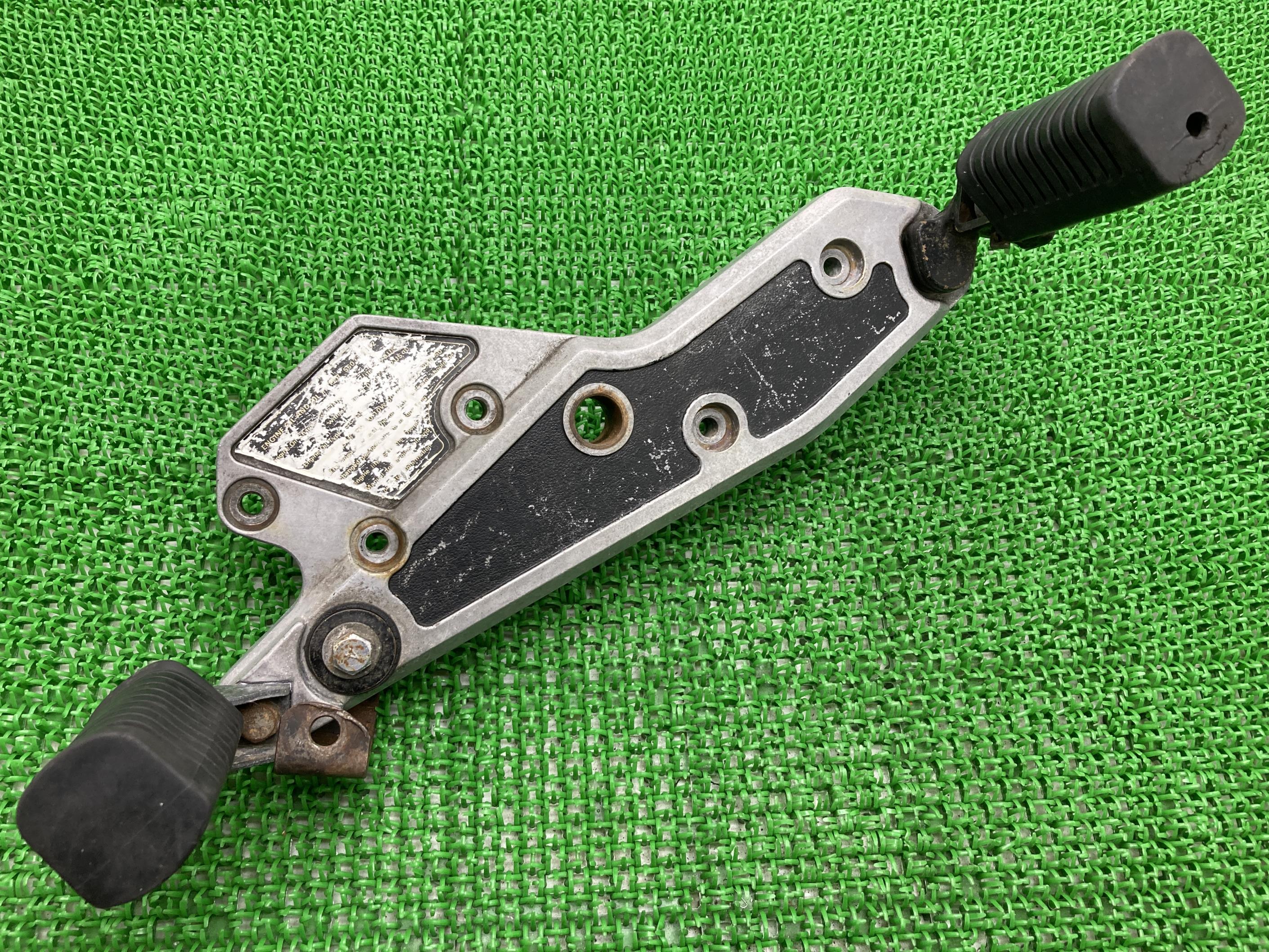 Z1000J ステップホルダー 右 カワサキ 純正 バイク 部品 割れ欠け無し コケキズ無し 修復素材に ペイント素材に 車検 Genuine 【中古】