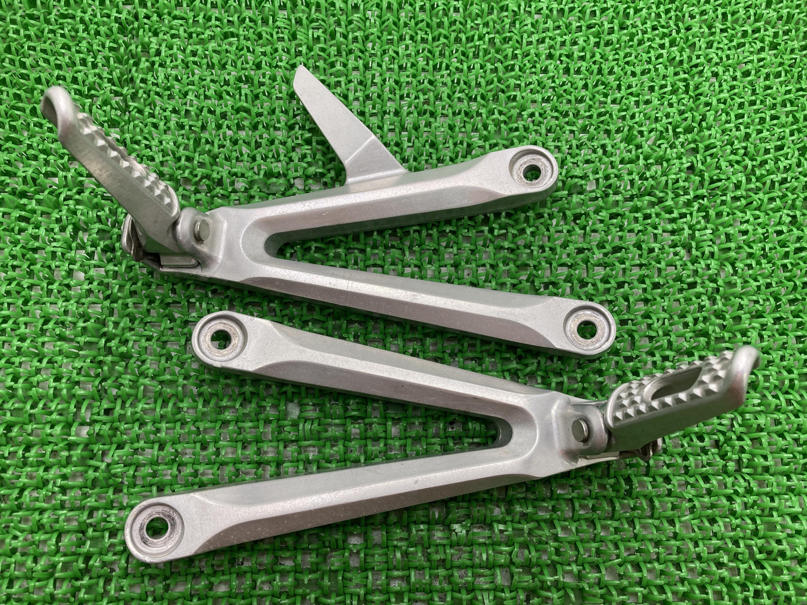 CBR1000RR タンデムステップ 左右 ホンダ 純正 バイク 部品 SC57 079 080 曲がり無し 割れ欠け無し 修復素材に 車検 Genuine 【...